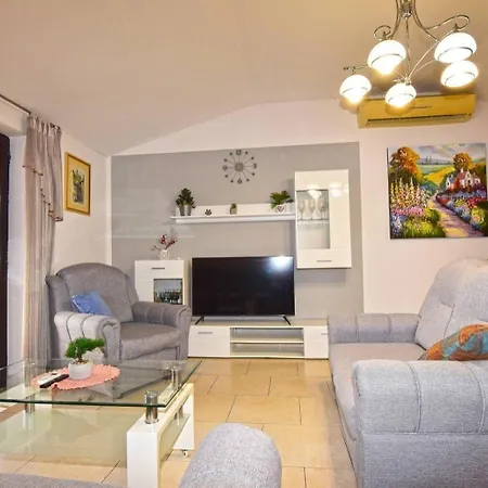 Apartment In Mit Eigener Terrasse *